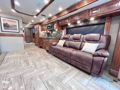2017 Fleetwood Discovery LXE 40D, $ 129,700