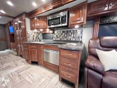 2017 Fleetwood Discovery LXE 40D, $ 129,700