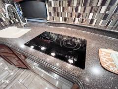 2017 Fleetwood Discovery LXE 40D, $ 129,700