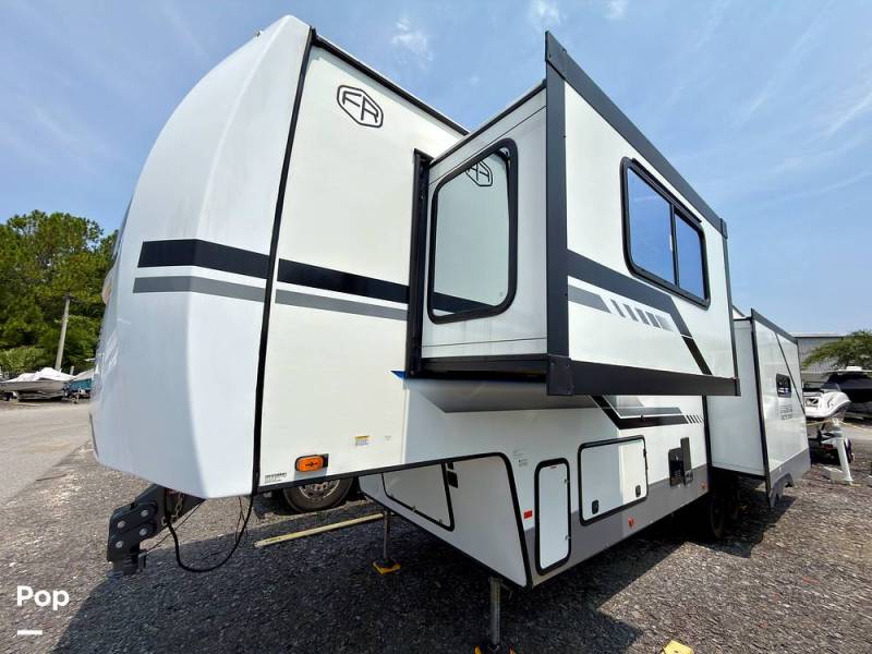 2025 Cherokee Arctic Wolf 3250SUITE, $ 51,900