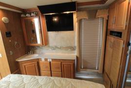 2007 Fleetwood Discovery 39S, $ 49,900