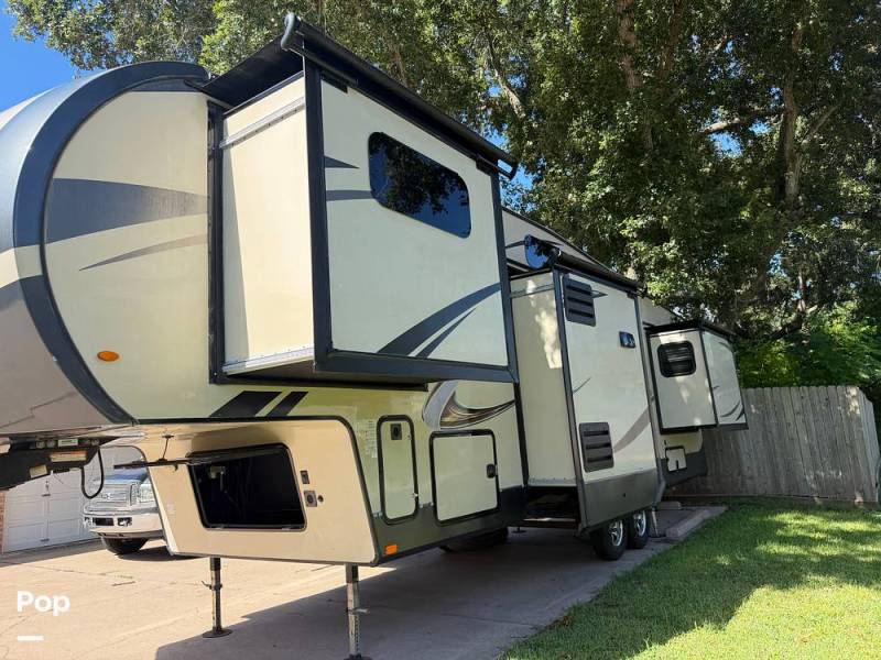 2019 Rockwood Signature 8297S, $ 24,900