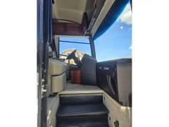 2011 Winnebago Tour 40CD, $ 100,000