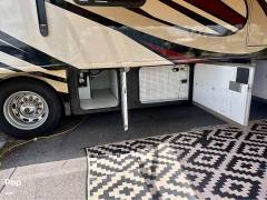2014 Fleetwood Discovery 40G, $ 111,999