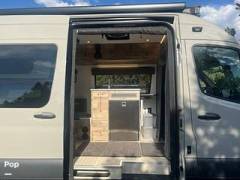 2020 Outside Vans Fusion 170 4x4, $ 169,000