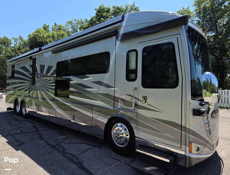 2016 Winnebago Grand Tour 42HL, $ 199,900
