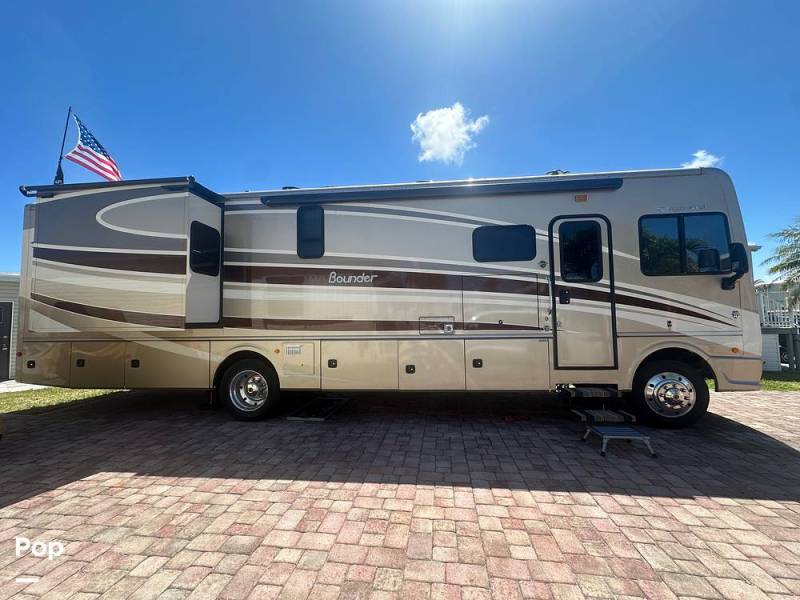 2016 Fleetwood Bounder 35K, $ 78,500
