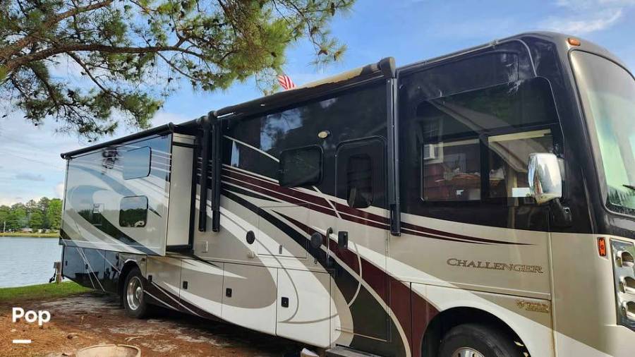 2017 Thor Motor Coach Challenger 37TB, $ 59,000