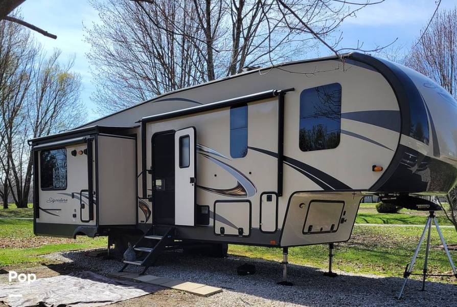 2019 Rockwood Signature 8299BS, $ 31,900