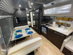 2017 Airstream International Signature 28RB, $ 69,995