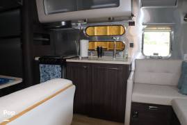 2017 Airstream International Signature 28RB, $ 69,995