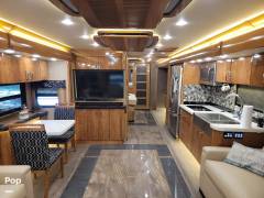 2018 American Coach American Eagle 45T, $ 230,000