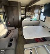 2021 Thor Motor Coach Omni XG32, $ 170,000