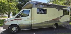 2016 Winnebago Navion 24G, $ 77,800