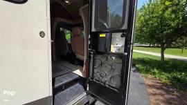 2016 Winnebago Navion 24G, $ 77,800
