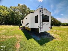 2020 Cedar Creek Silverback 37MBH, $ 47,000