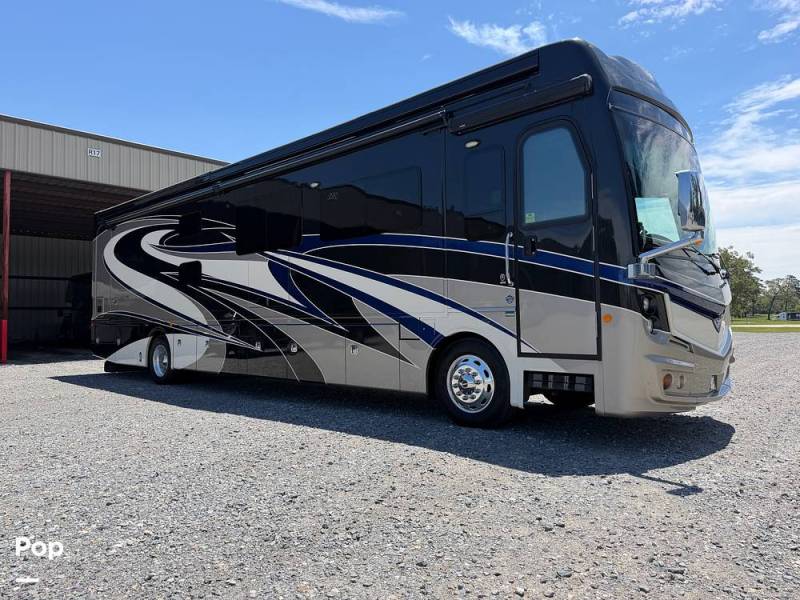 2018 Fleetwood Discovery LXE 40G, $ 168,000