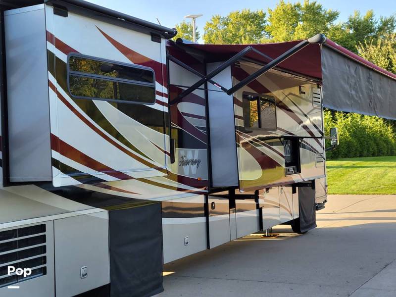 2010 Winnebago Journey 40L, $ 85,000