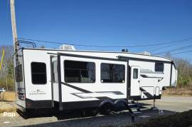 2025 Coachmen Chaparral 336TSIK, $ 45,000