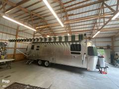 2017 Airstream Tommy Bahama 27FB Special Edition, $ 98,900