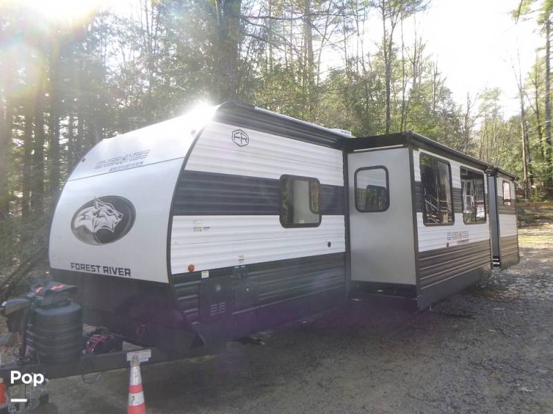 2025 Forest River Cherokee Wolf Den 301BH, $ 42,250