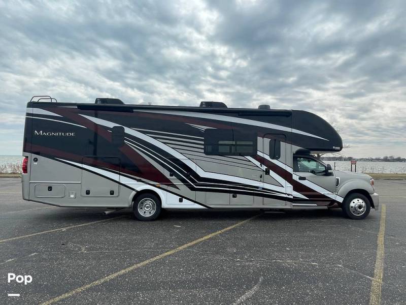 2022 Thor Motor Coach Magnitude SV34, $ 179,750