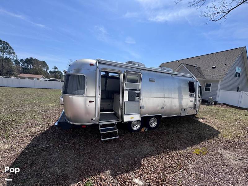 2025 Airstream International 25FB Twin, $ 115,000