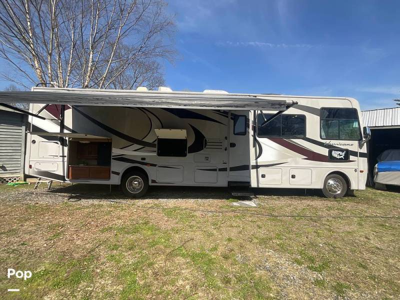 2014 Thor Motor Coach Hurricane 34J, $ 48,100