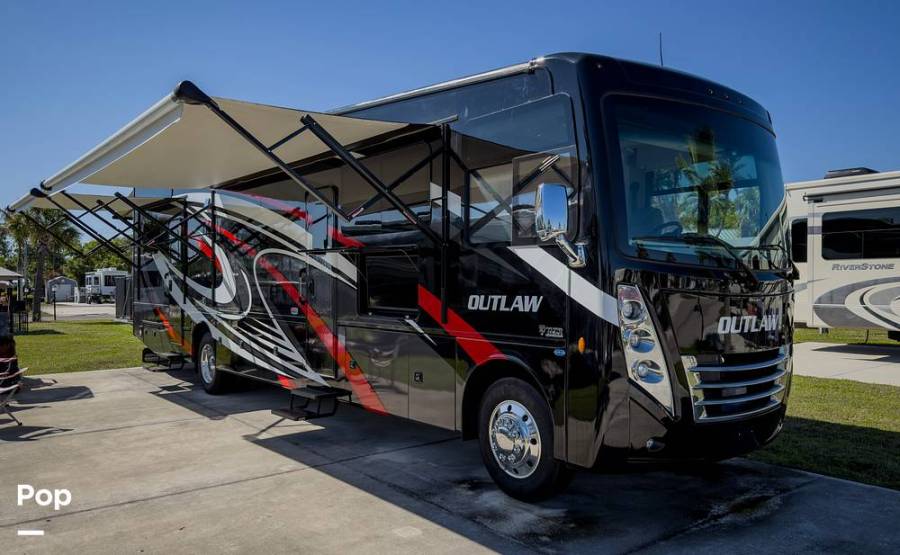 2022 Thor Motor Coach Outlaw 38KB, $ 159,999
