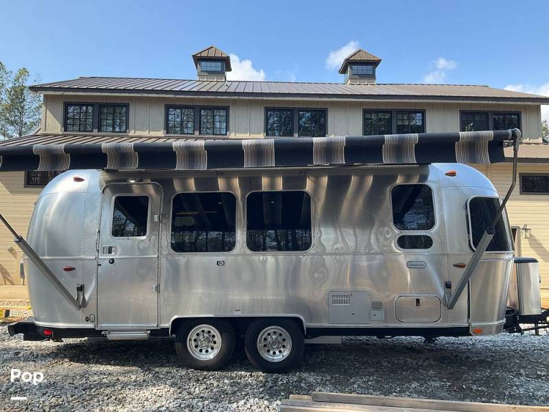 2020 Airstream Globetrotter 23FB Twin, $ 69,995