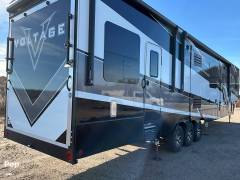 2021 Dutchmen Voltage 4225, $ 82,500