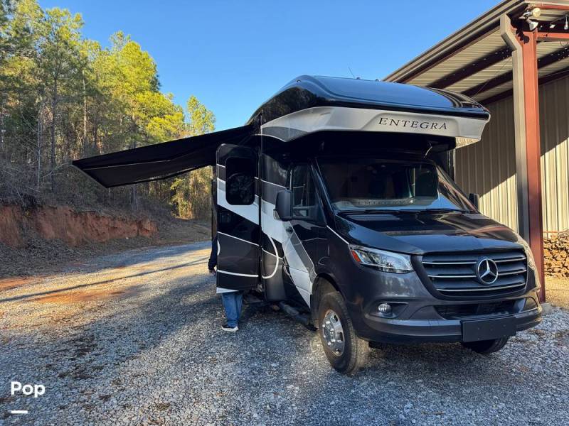 2021 Entegra Qwest 24L, $ 122,499