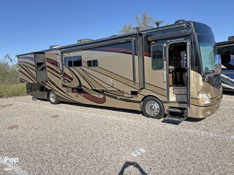 2014 Fleetwood Discovery 40X, $ 99,999