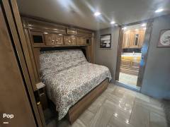 2019 Fleetwood Discovery LXE 40D, $ 174,000
