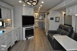 2022 Holiday Rambler Navigator 38N, $ 229,000