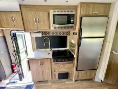 2019 Dynamax Isata 3 24FW Mercedes, $ 69,000