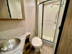 2019 Dynamax Isata 3 24FW Mercedes, $ 69,000