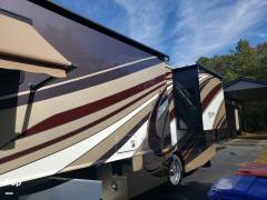 2013 Fleetwood Discovery 36J, $ 107,000