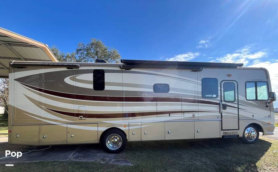 2017 Fleetwood Bounder 34T, $ 65,000