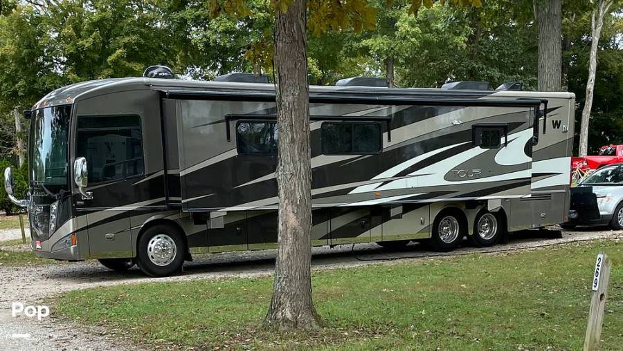 2013 Winnebago Tour 42QD, $ 169,000
