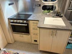 2022 Airstream Flying Cloud 25FB Twin, $ 82,900