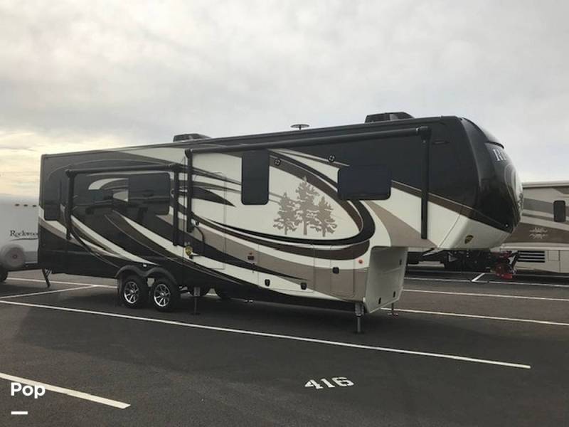 2018 CrossRoads Redwood 3401RL, $ 50,000