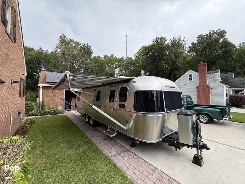 2017 Airstream Classic 30 Queen, $ 100,000