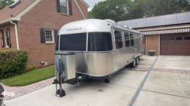 2017 Airstream Classic 30 Queen, $ 100,000