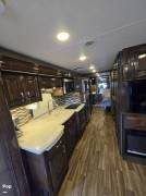2019 Thor Motor Coach Palazzo 37.4, $ 152,000