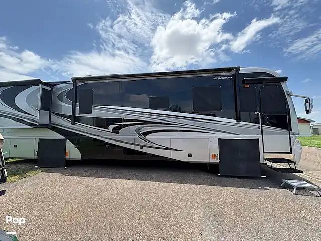 2007 Fleetwood Revolution LE 40V, $ 69,900