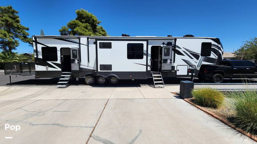2021 Dutchmen Voltage 4225 Toy Hauler, $ 76,000