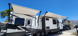 2021 Dutchmen Voltage 4225 Toy Hauler, $ 76,000