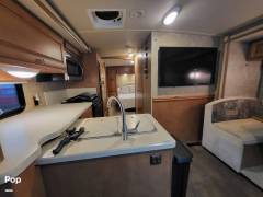 2015 Winnebago Vista 27N, $ 44,000