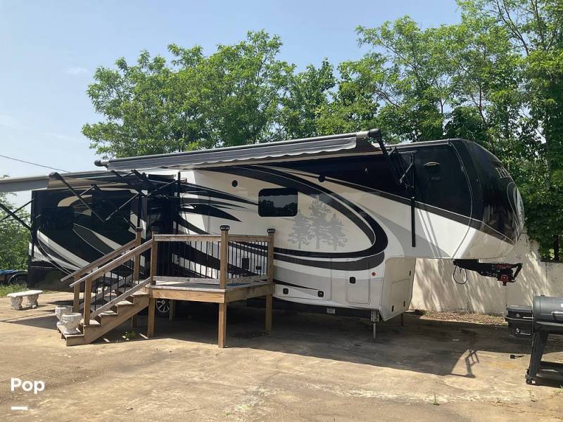 2017 CrossRoads Redwood 3901WB, $ 56,000
